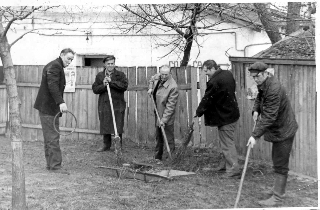 Уборка территории горгаза Бытошский участок 1980 г. Уборка территории горгаза Бытошский участок 1980 г.